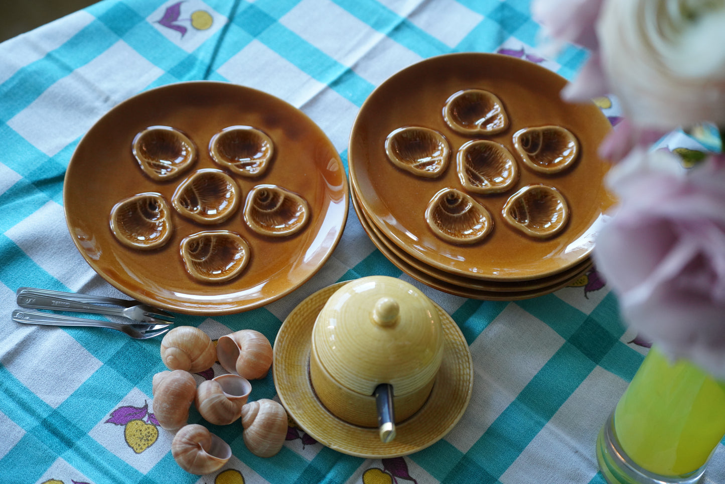 Plate for snails